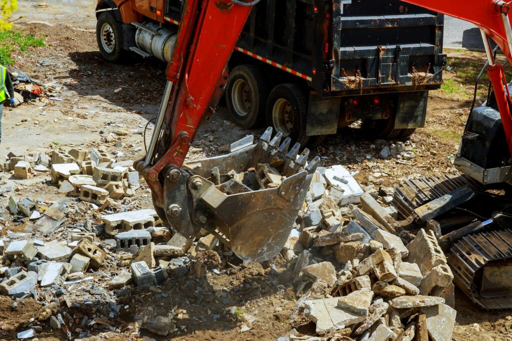 Demolition of houses by hydraulic crashers building, can be used as demolition